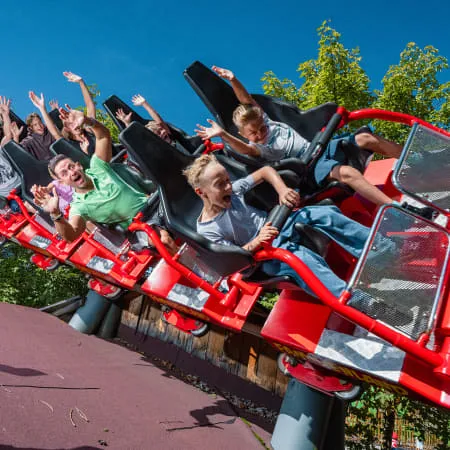 Gruppe von Personen auf einer Achterbahn im Erlebnispark