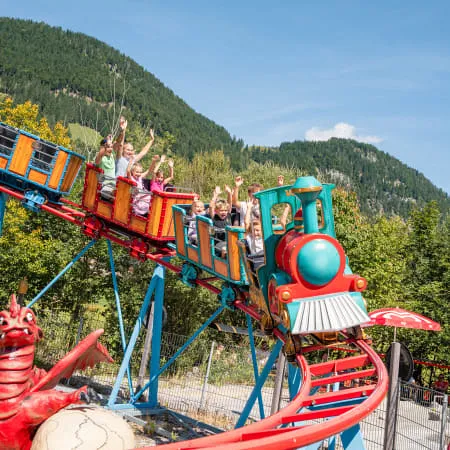 Familienausflug auf einer bunten Achterbahn im Erlebnispark