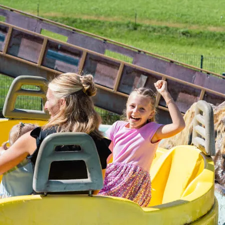 Kinder auf einer Attraktion im Familienland Erlebnispark