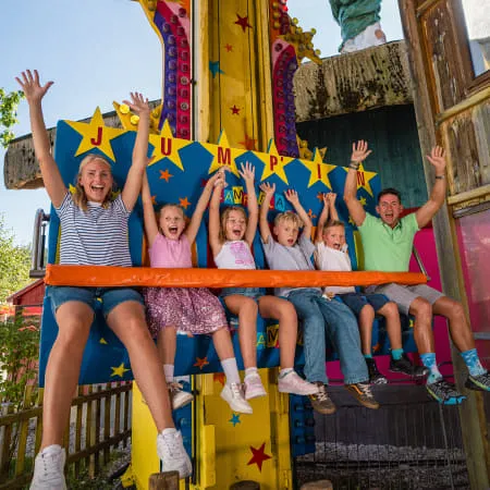Kinder und Erwachsene erleben den Jumpy im Erlebnispark