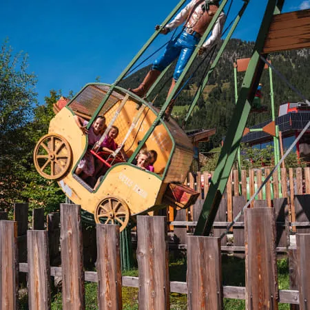 Familienland Erlebnispark mit einer Schaukel und Kindern
