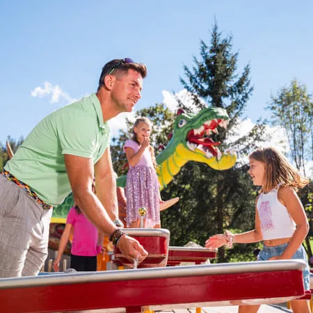 Familienaktivitäten im Erlebnispark mit Kindern und Drachen