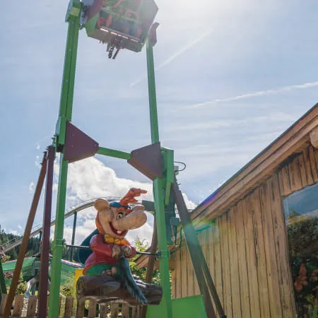 Spielgerät mit Figur und Sonnenschein im Erlebnispark