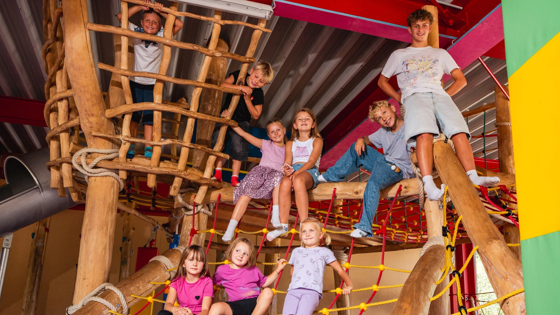Kinder spielen auf einem Klettergerüst im Erlebnispark.