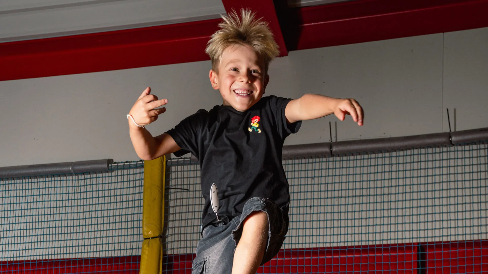 Junge springt auf einem Trampolin im Erlebnispark